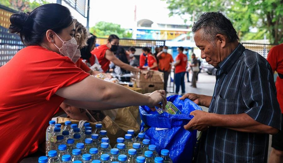 From fighting food waste to mitigating carbon emissions: the work of food banks against hunger and climate change